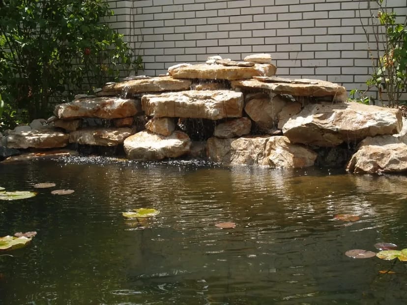 Водоспад заввишки майже 1 метр і завширшки до 2 метрів