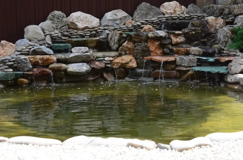 Водоспад заввишки майже 1 метр і завширшки до 2 метрів