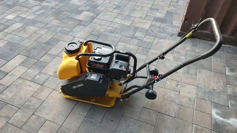 Бензинова віброплита