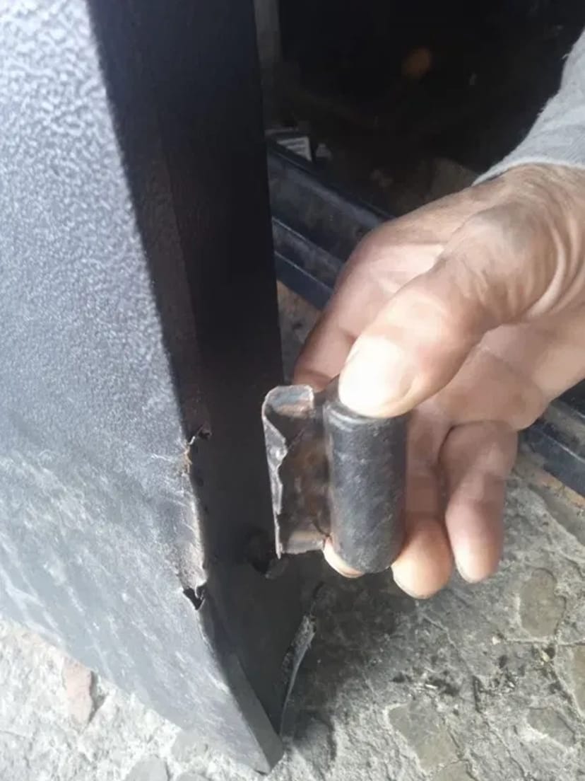 Ремонт дверей, установка входных металлических дверей