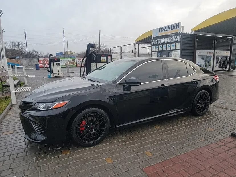Автомобіль Toyota Camry з водієм