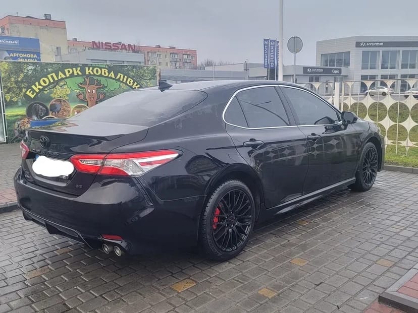 Автомобіль Toyota Camry з водієм