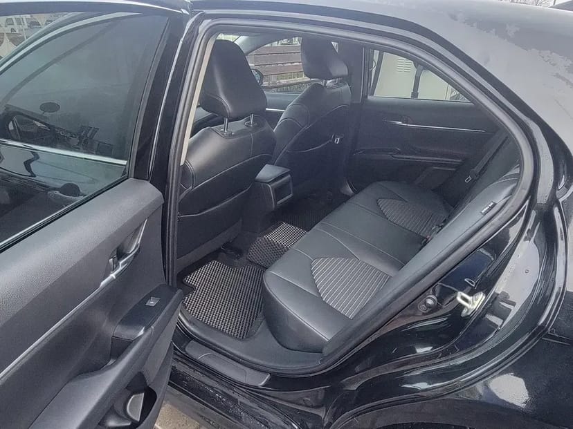 Автомобіль Toyota Camry з водієм