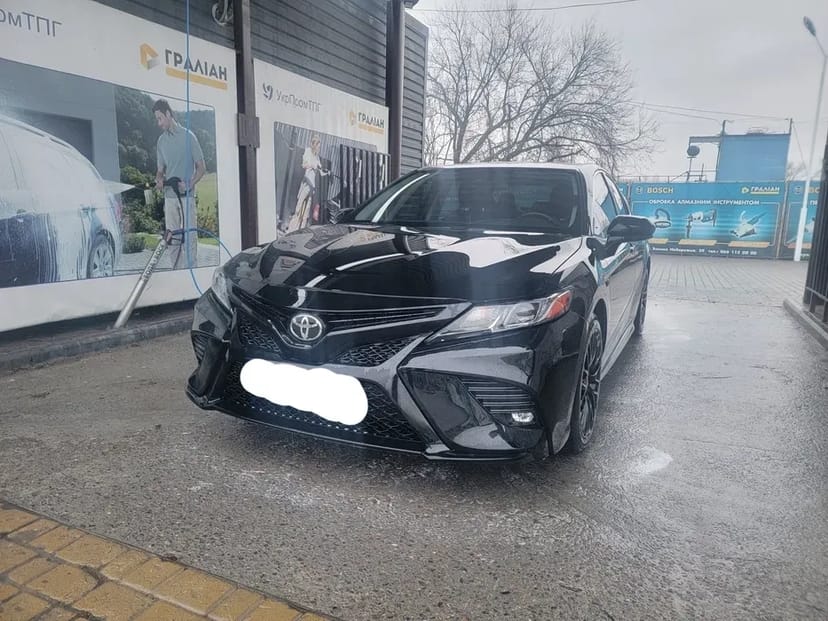 Автомобіль Toyota Camry з водієм