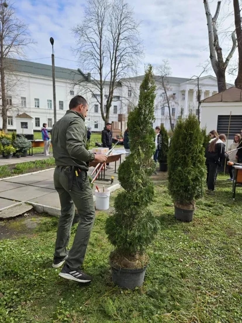 Обрізка садів, озеленення об'єктів, догляд за газоном, та інше