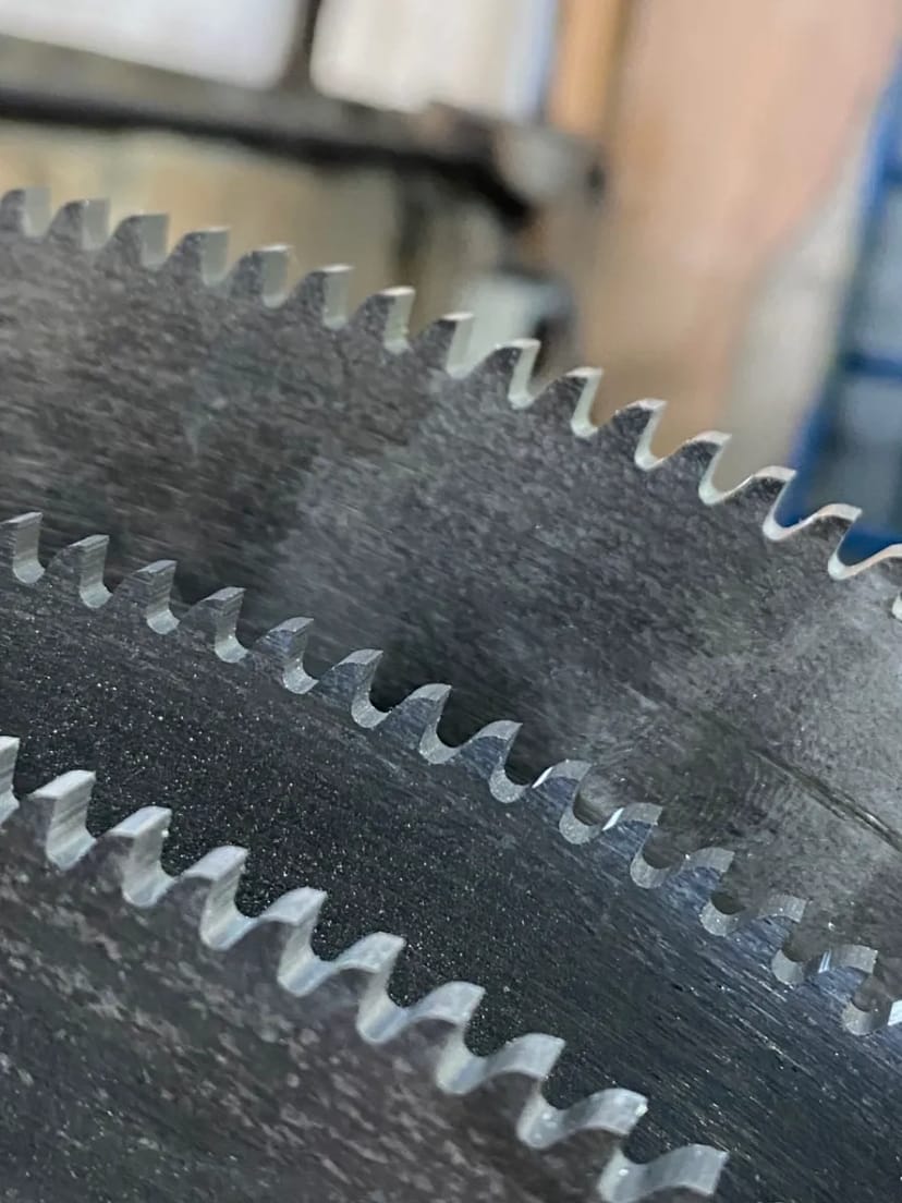 Заточка HSS пил для порізки металу. Нарізка нових зубів.