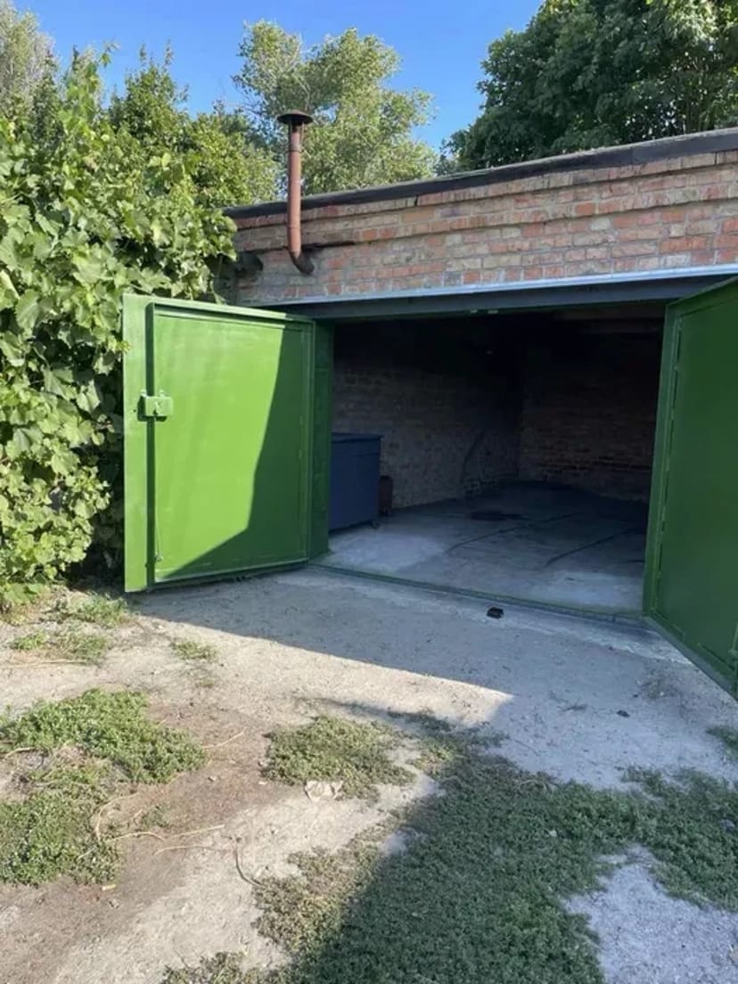 Гараж коператив {3} по проспекту біля 1 відділеня пошти 2 000 грн.