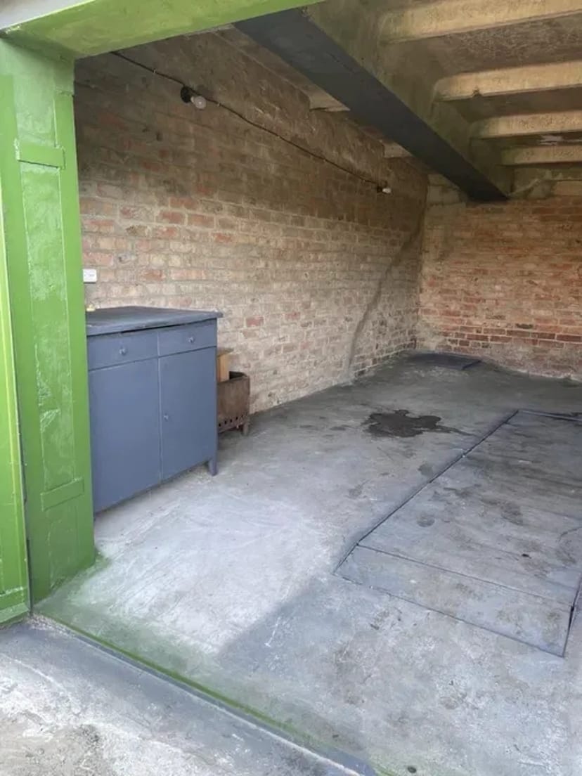 Гараж коператив {3} по проспекту біля 1 відділеня пошти 2 000 грн.