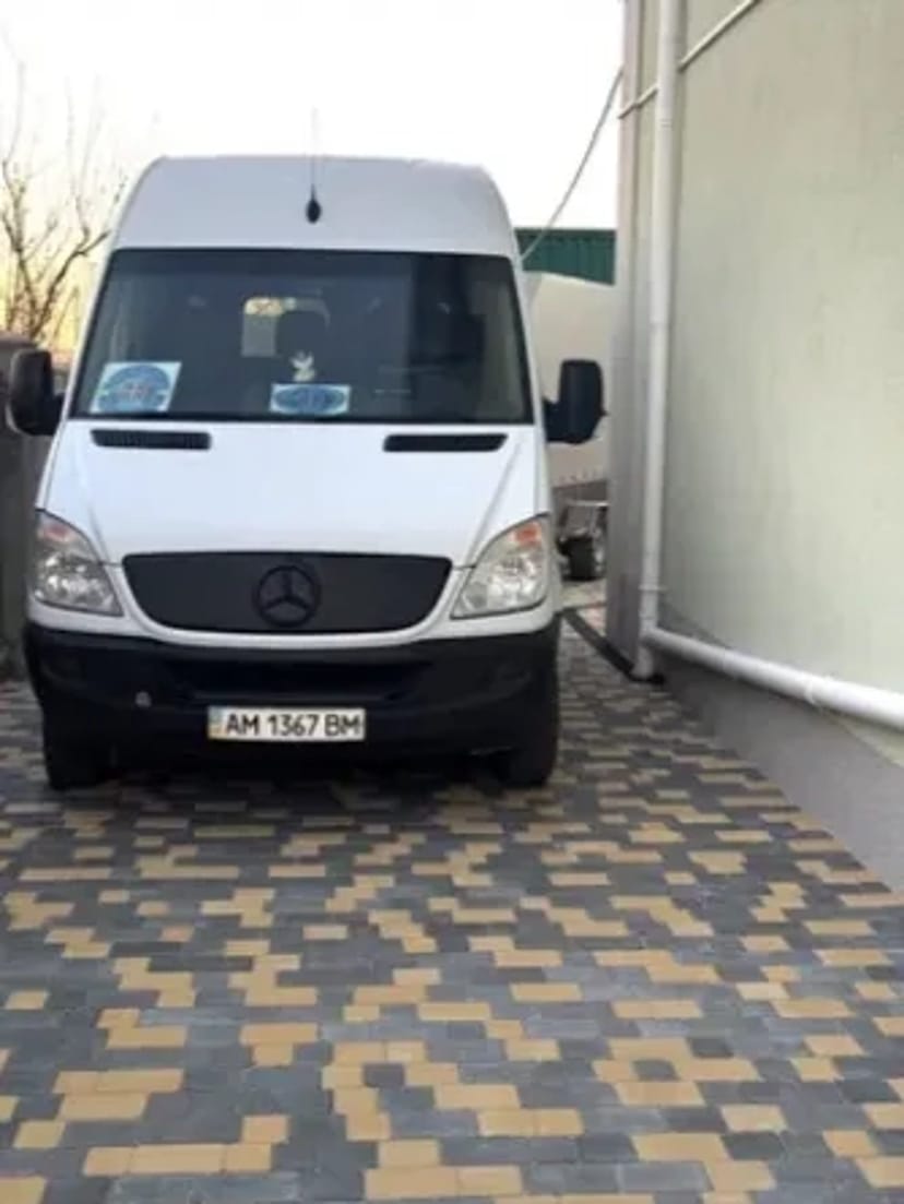 Вантажні перевезення та пасажировантажні Мерседес-спринтер