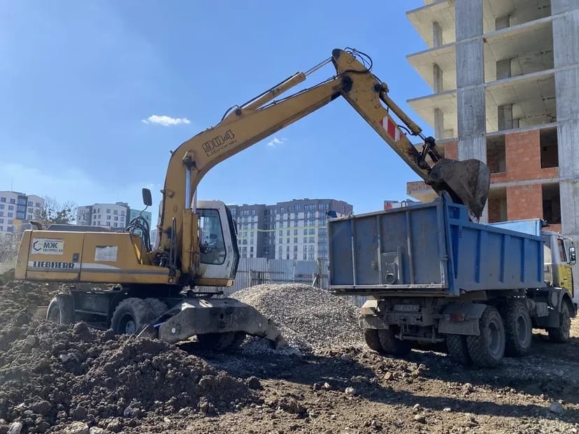 Повноповоротний ескаватор