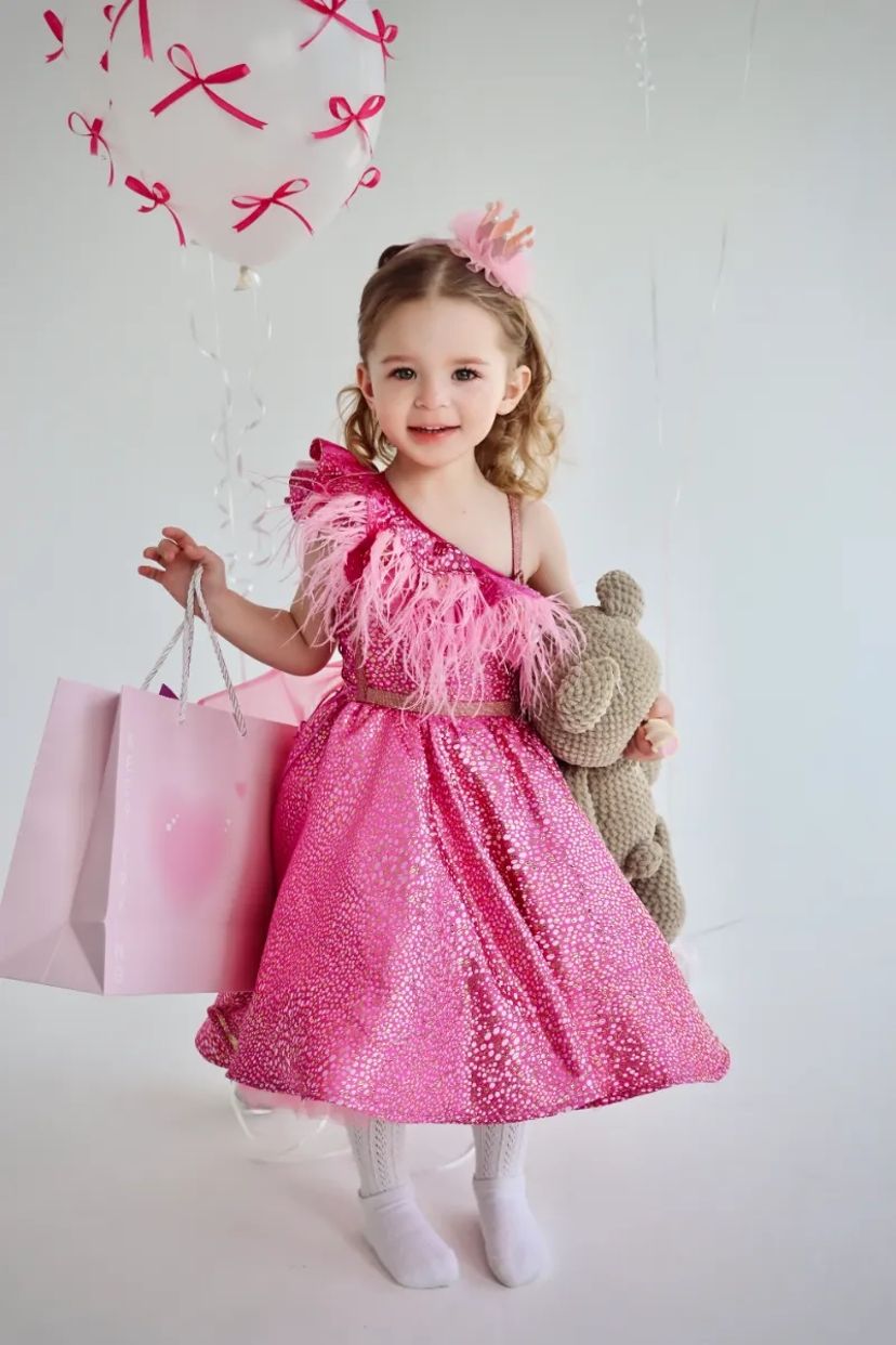 Рожева сукня барбі з пір'ям