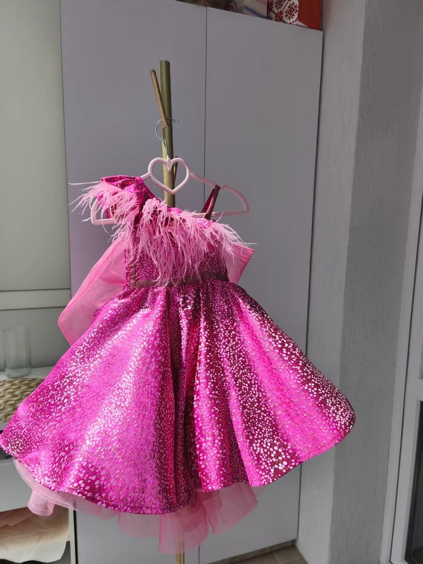 Рожева сукня барбі з пір'ям