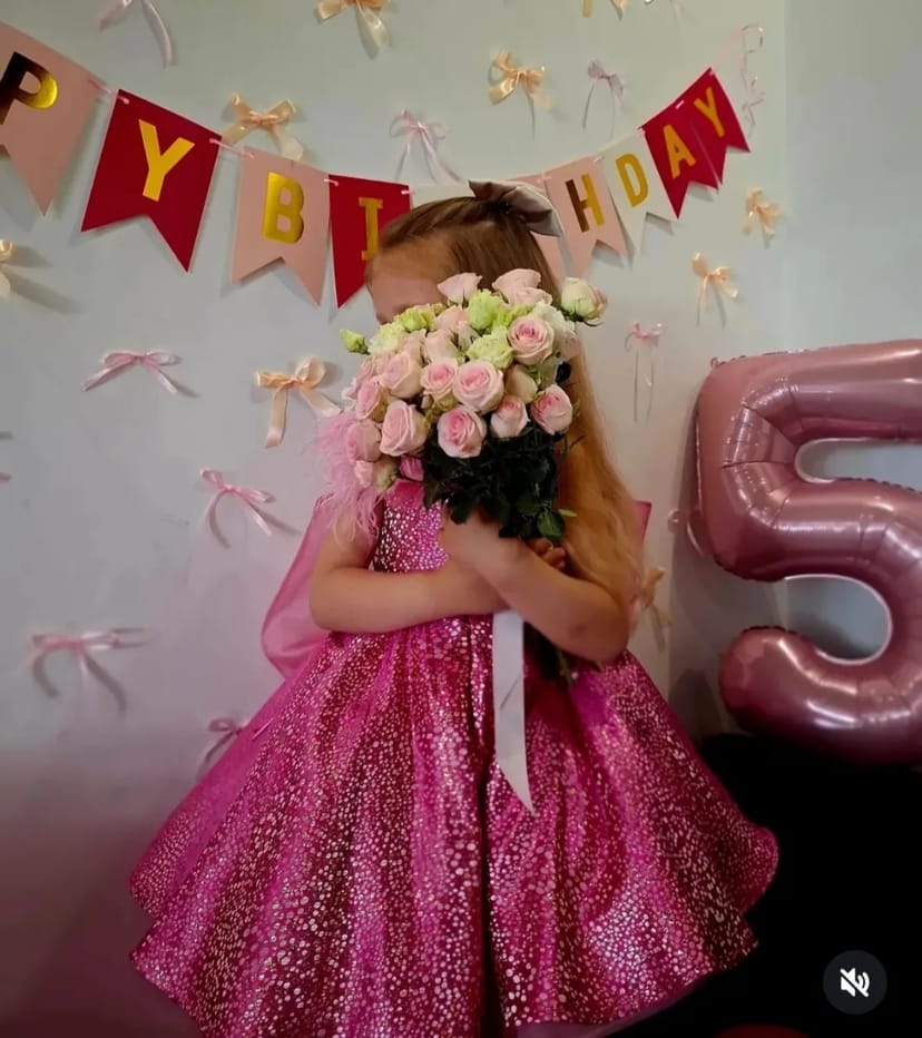 Рожева сукня барбі з пір'ям