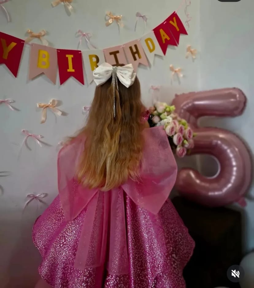 Рожева сукня барбі з пір'ям