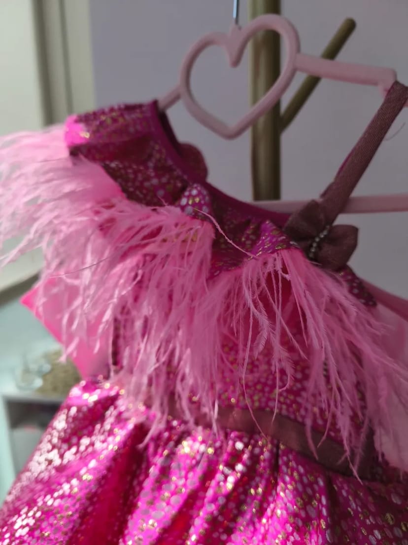Рожева сукня барбі з пір'ям
