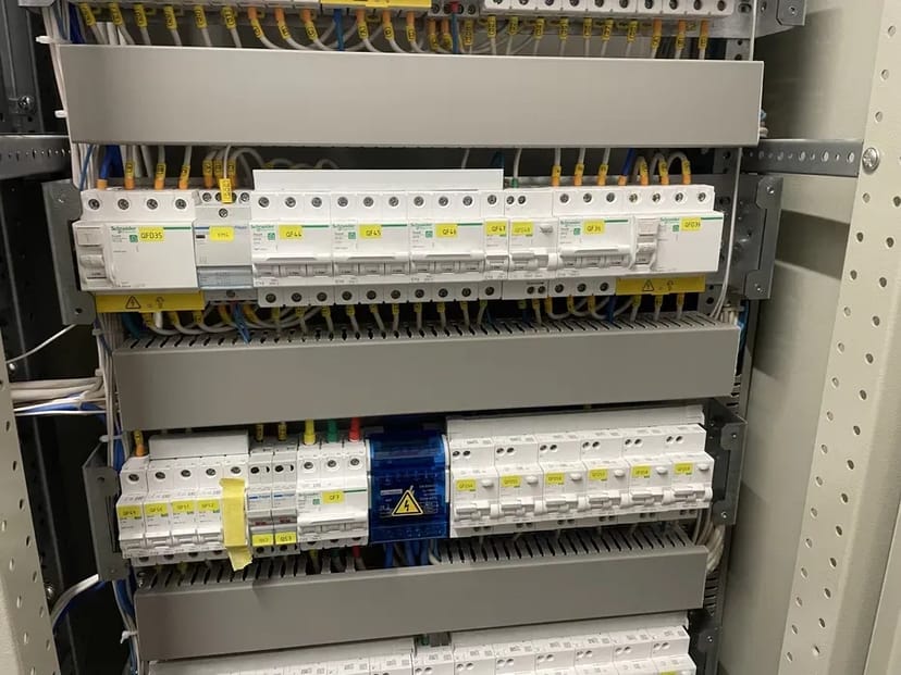 Електрик. Електромонтажні роботи. Послуги електрика.