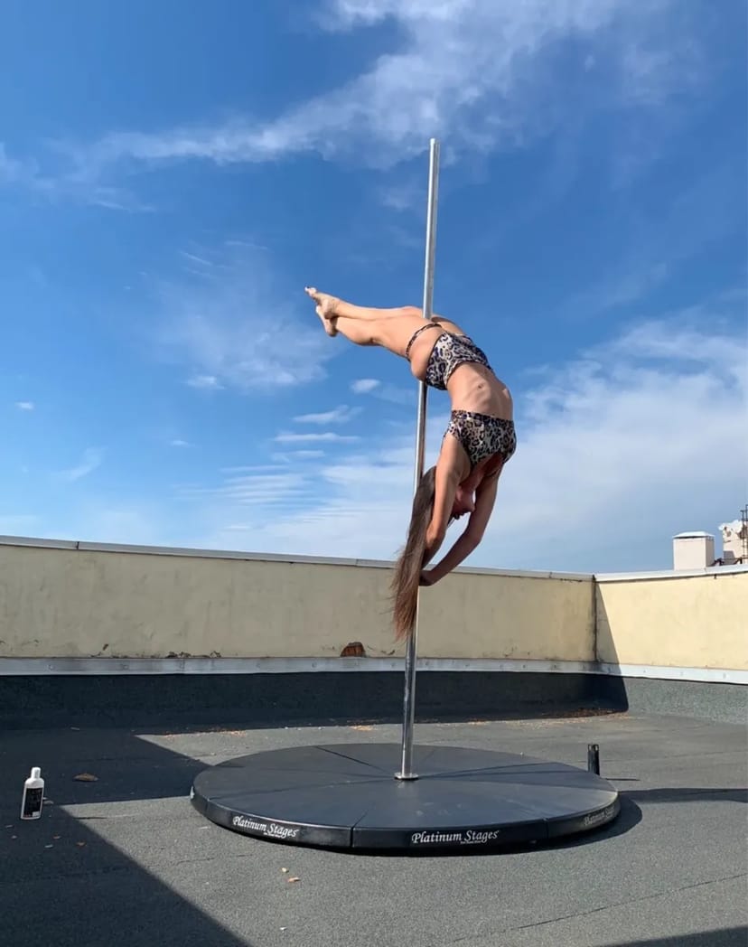 пілон з подіумом