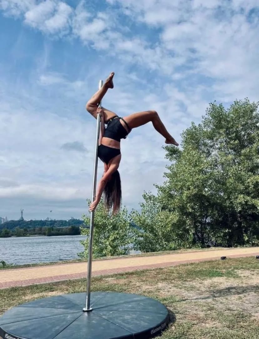 пілон з подіумом