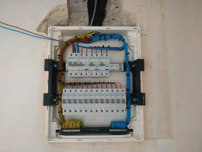 Послуги кваліфікованого електрика. Ремонт електрообладнання.