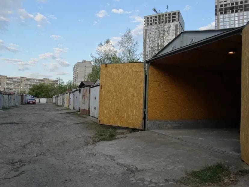 Просторий гараж для зберігання запчастин та обладнання