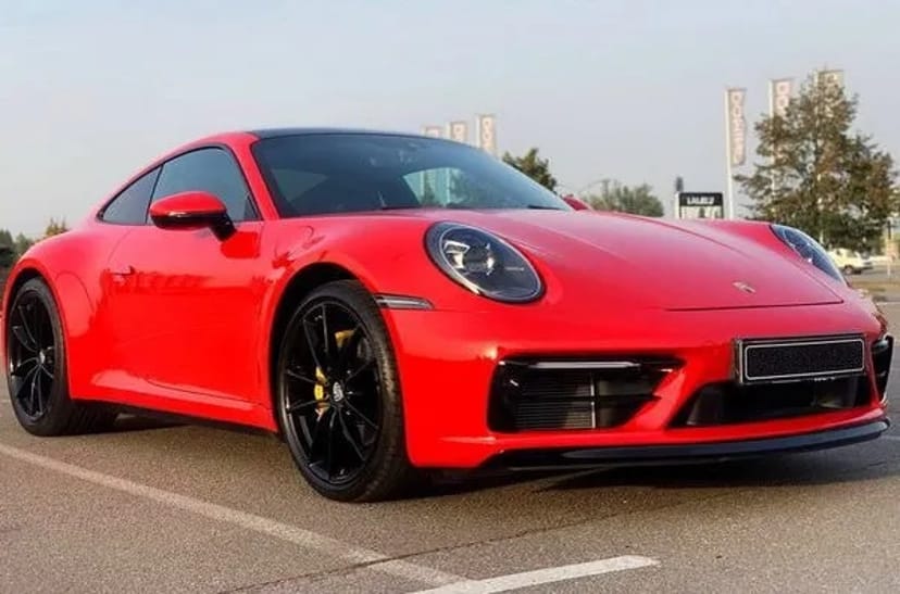 091 Porsche 911 GTS червоний без водія для фото зйомки