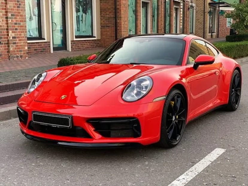 091 Porsche 911 GTS червоний без водія для фото зйомки