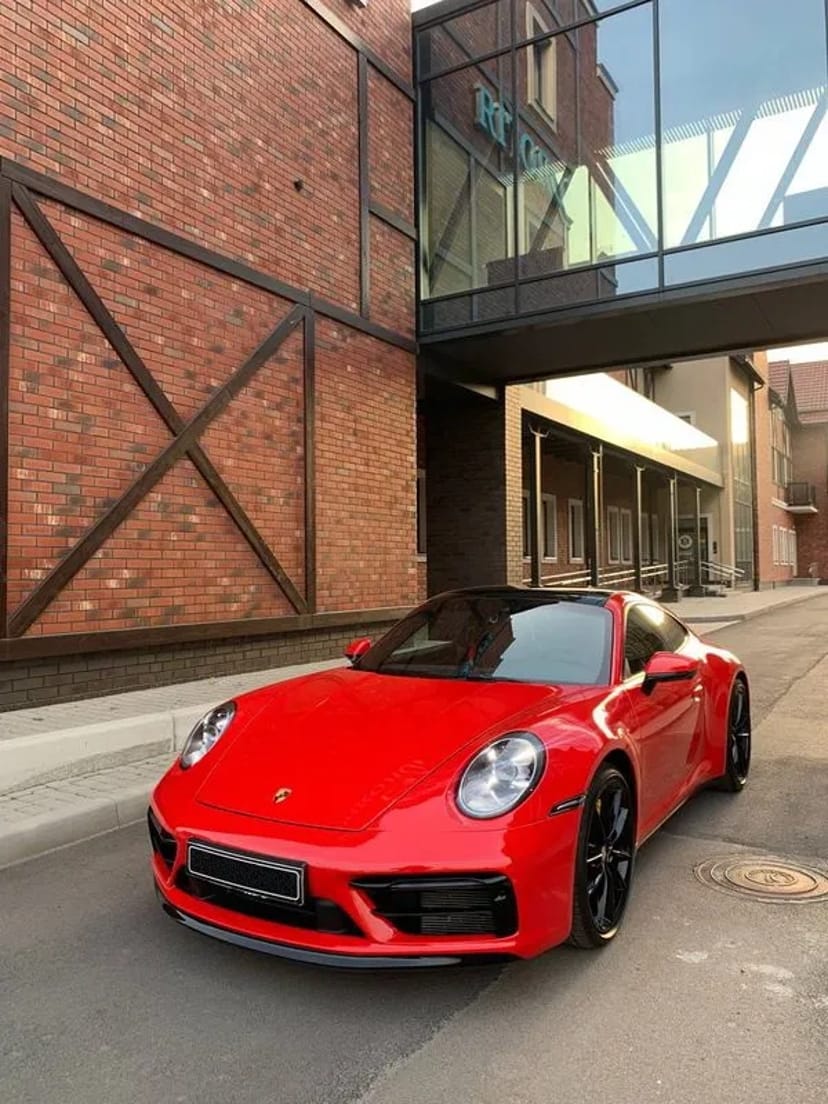 091 Porsche 911 GTS червоний без водія для фото зйомки