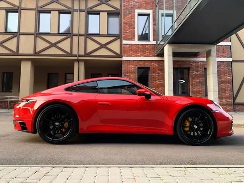 091 Porsche 911 GTS червоний без водія для фото зйомки