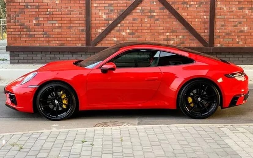 091 Porsche 911 GTS червоний без водія для фото зйомки