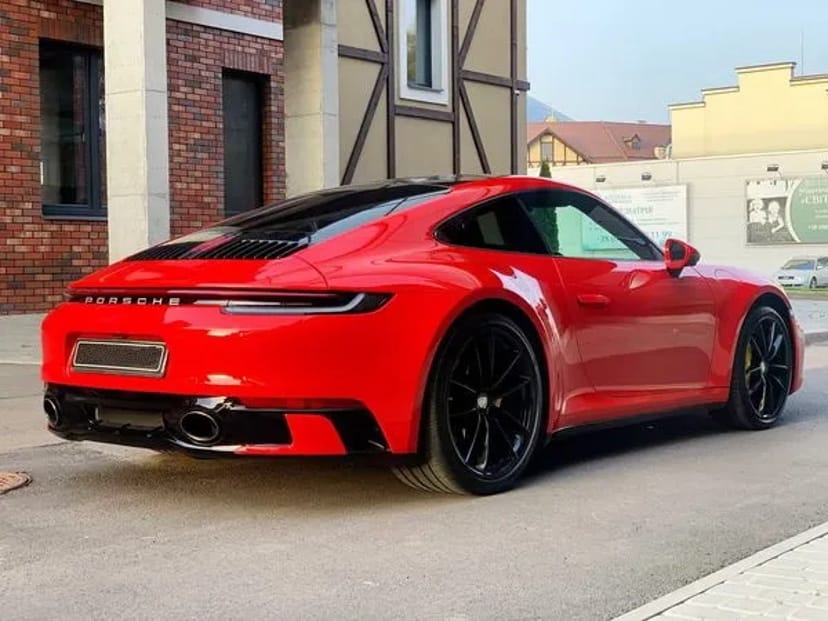 091 Porsche 911 GTS червоний без водія для фото зйомки