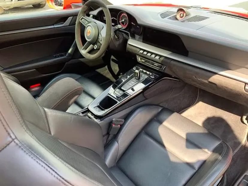 091 Porsche 911 GTS червоний без водія для фото зйомки