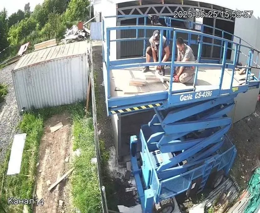 Ножичний підйомник 13м в : електричний привід, велика платформа та швидка доставка!