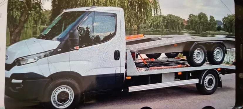 Автовоз эвакуатор с прицепом лаветой.