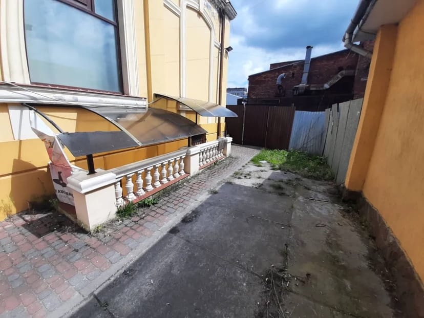 Високе цокольне приміщення з вікнами