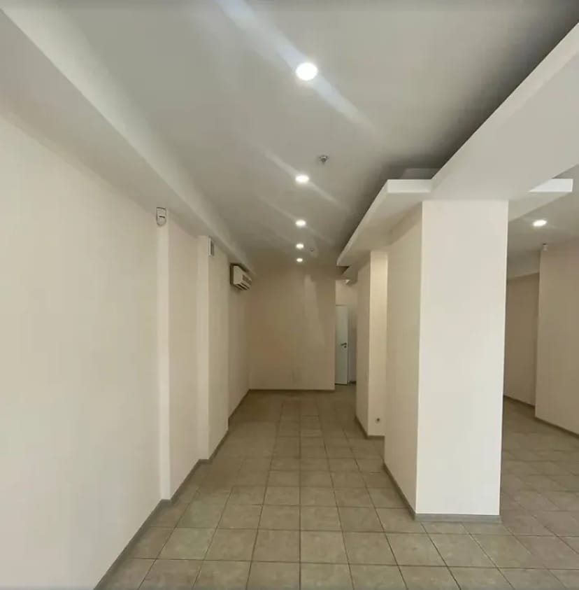 Комерційне приміщення на просп. Яворницького Дмитра, площа 62.5 кв.м