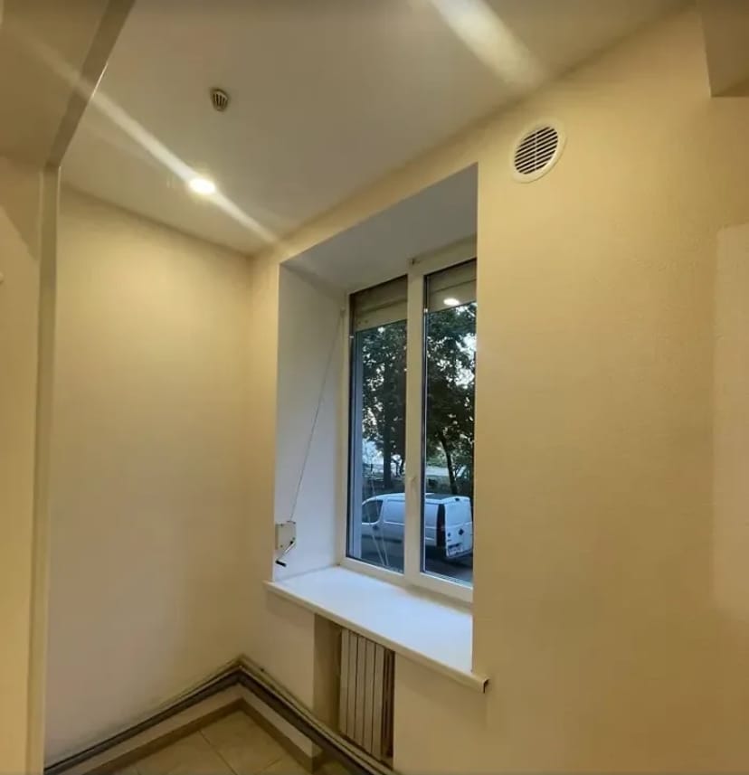 Комерційне приміщення на просп. Яворницького Дмитра, площа 62.5 кв.м