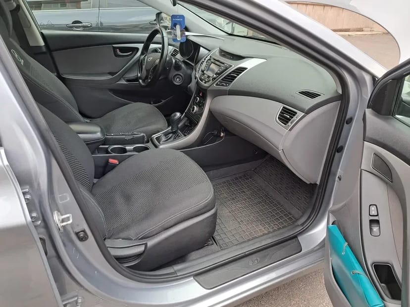 Авто Hyundai Elantra 5