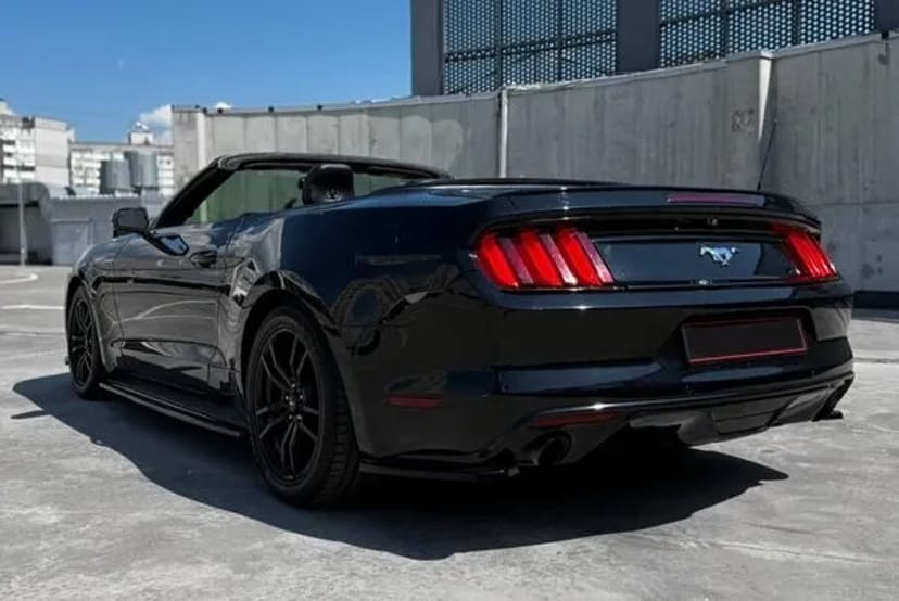 365 Кабріолет Ford Mustang GT чорний