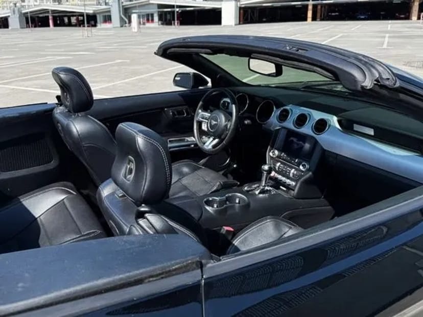 365 Кабріолет Ford Mustang GT чорний
