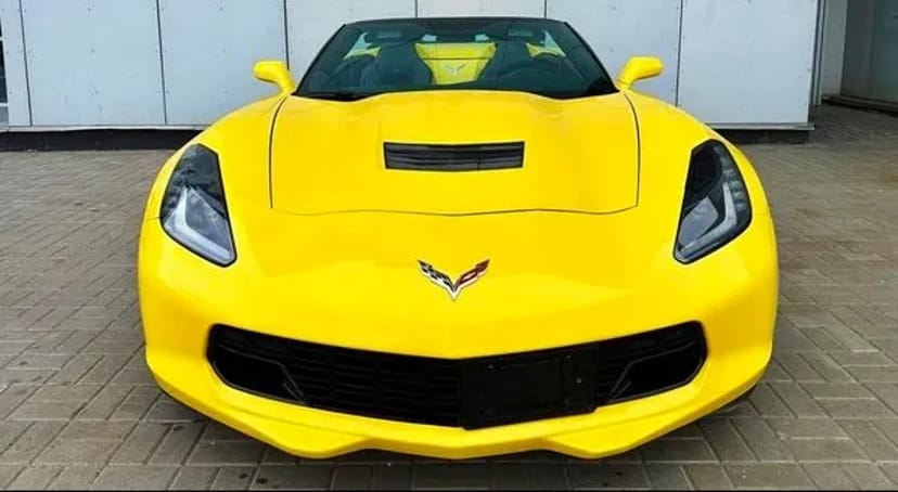 011 Кабріолет Chevrolete Corvette Stingray жовтий на зйомки