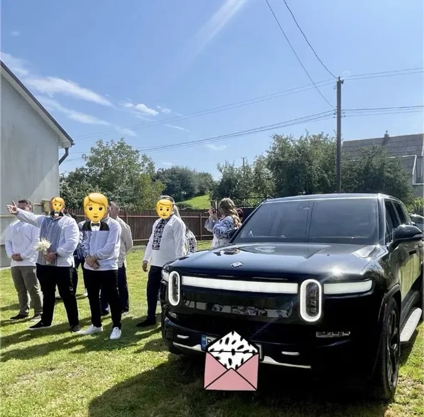 Авто на весілля Rivian 7-місний