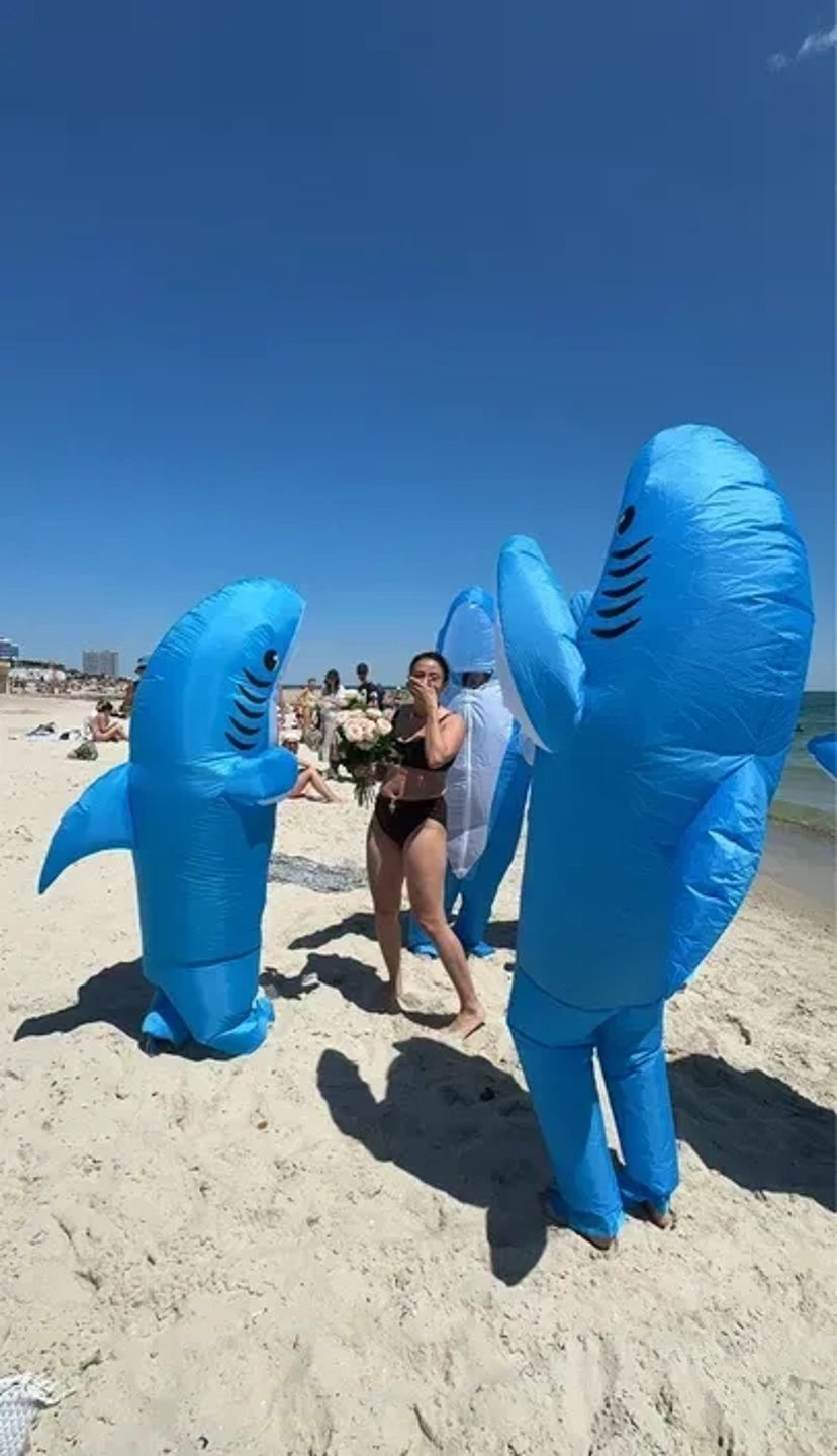 Надувна акула, ростова лялька, вітання з днем народження