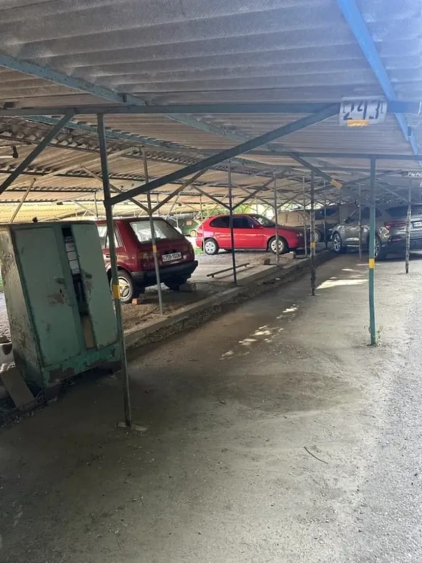 Паркомісце в охоронюваній стоянці