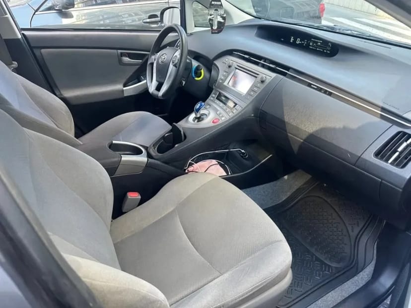 Свіже авто 2014 року, повністю обслужена Toyota Prius.