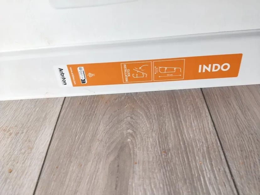 Монтаж ламінату та плінтусів