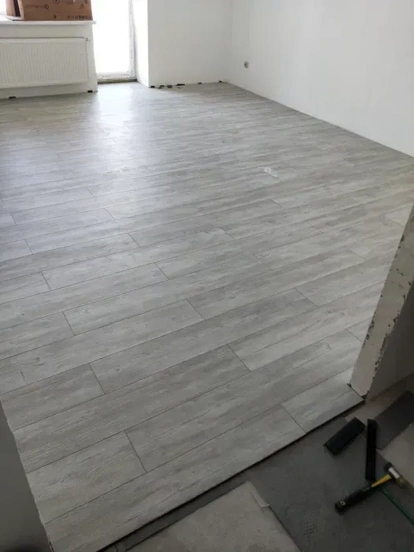 Монтаж ламінату та плінтусів