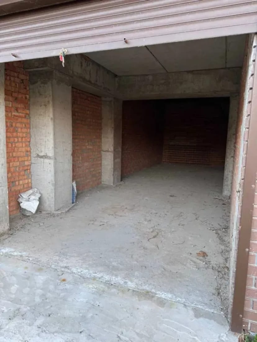 Гараж для паркування автомобіля або використання як склад.