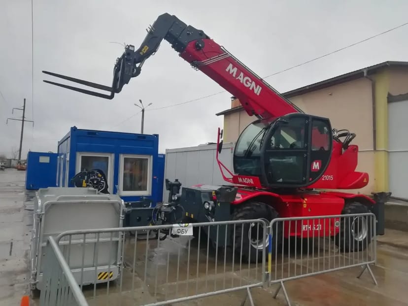 Поворотний телескопічний навантажувач Magni RTH 5.21