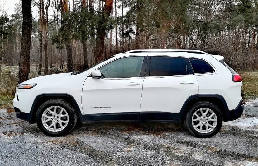 Стильне авто американць Jeep Cherokee з водієм
