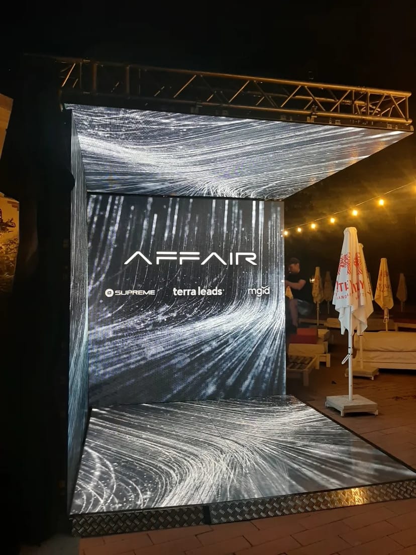 Кінетичні, гнучкі та підвісні LED-екрани для заходів